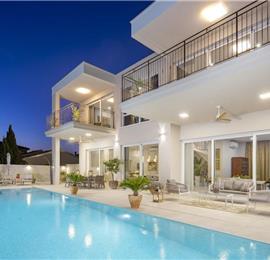 Luxury 4-Bedroom Villa with generous sized Infinity Pool near Buje, Istria. Sleeps 8